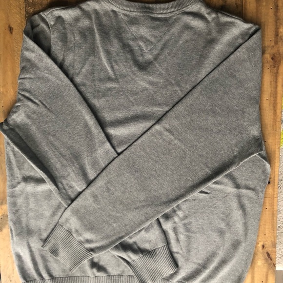 Tommy Hilfiger V-neck sweater. Size L - Picture 2 of 2